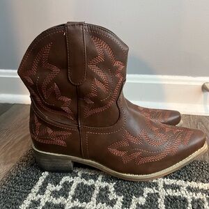 Women’s brown cowgirl boots